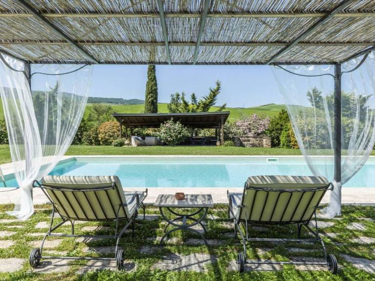 Vacation home with grill, yard & private pool — photo 2