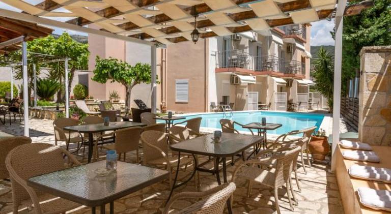 Serviced apartment with yard, pool & terrace — photo 4