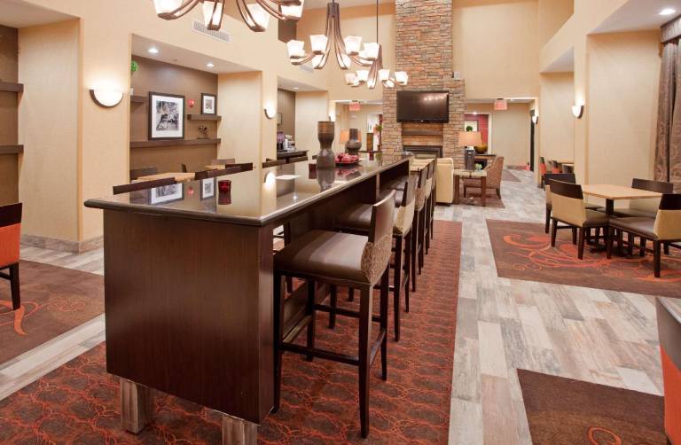 Hampton Inn & Suites Dickinson — photo 2