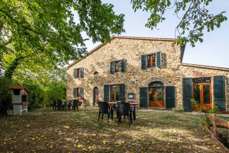 Farmhouse "Girasole" with Shared Pool, Private Garden & Wi-Fi in Castel del Piano