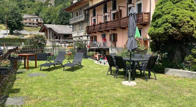 Fully equipped beautiful rental apartment with garden, barbeque & patio | Suitable for remote work | Dogs allowed — photo 2