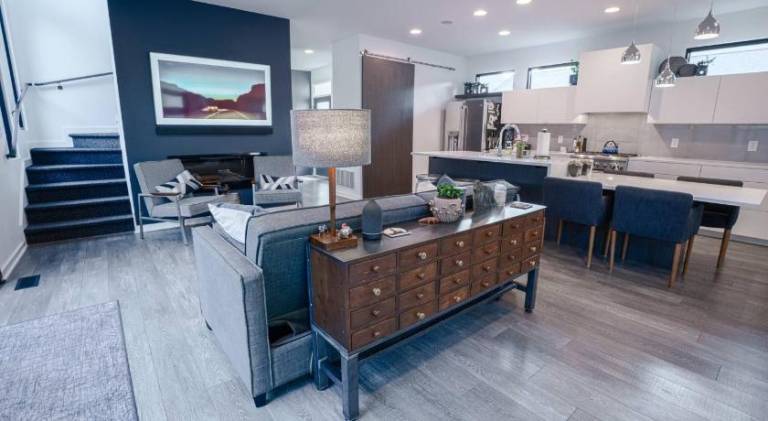 3 bed 3 bath Modern Luxury Home with Hot Tub and Rooftop Patio — photo 3