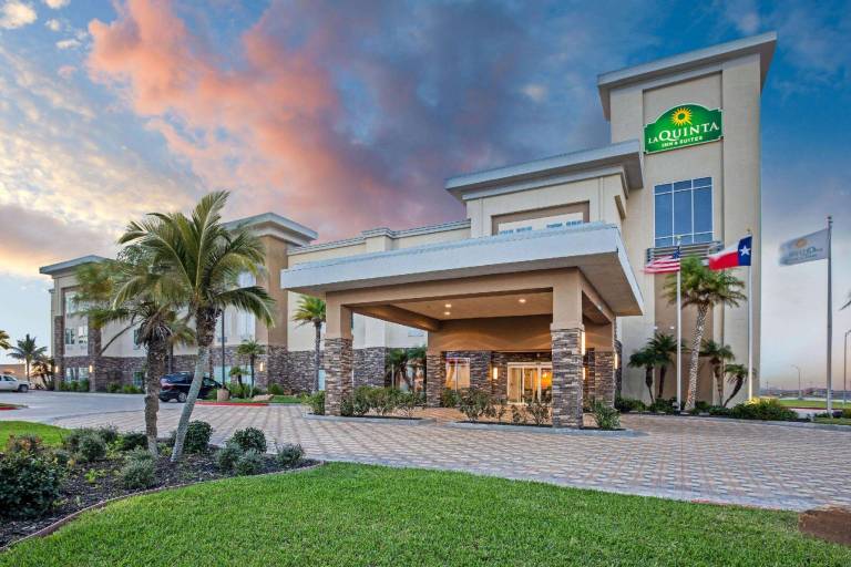 La Quinta Inn & Suites by Wyndham Corpus Christi - Portland — photo 2