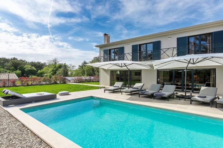 Villa with terrace & garden in Tar-Vabriga