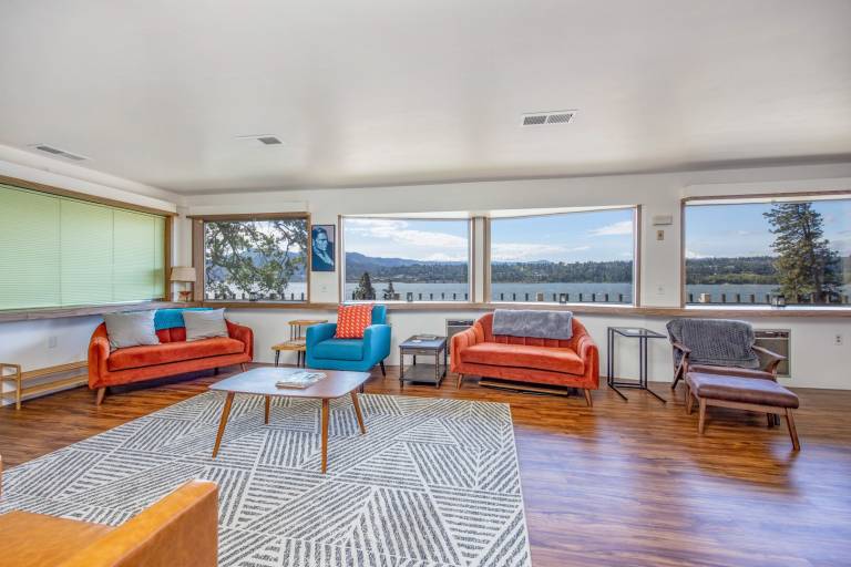 House with patio in Hood River, OR