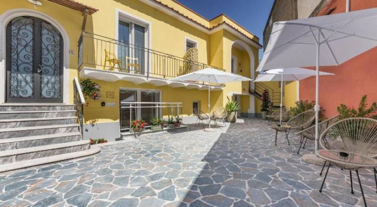 Ciraccio Apartments — photo 3