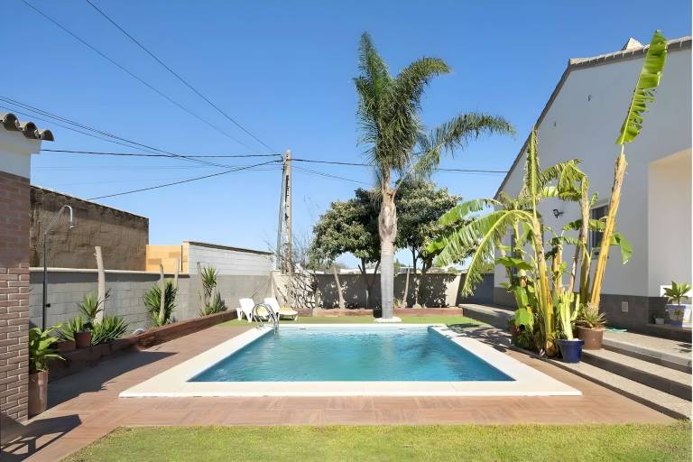 Villa with barbecue, yard & fast internet in Cádiz