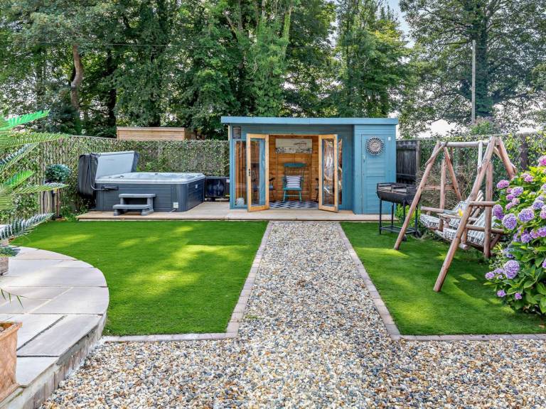 Cottage with hot tub, yard & barbeque in Bodmin