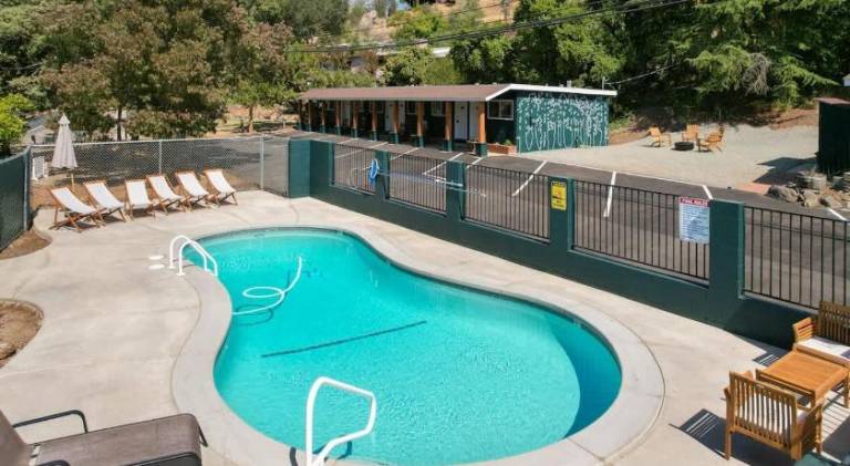 Vacation home with pool — photo 5