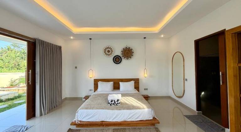 Villa with pool — photo 2