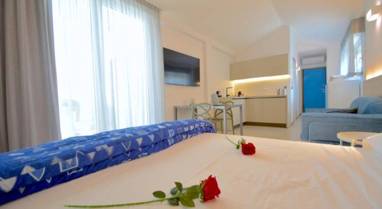 Serviced apartment with private pool, hot tub & patio | Close to the beach | Pets are welcome — photo 2