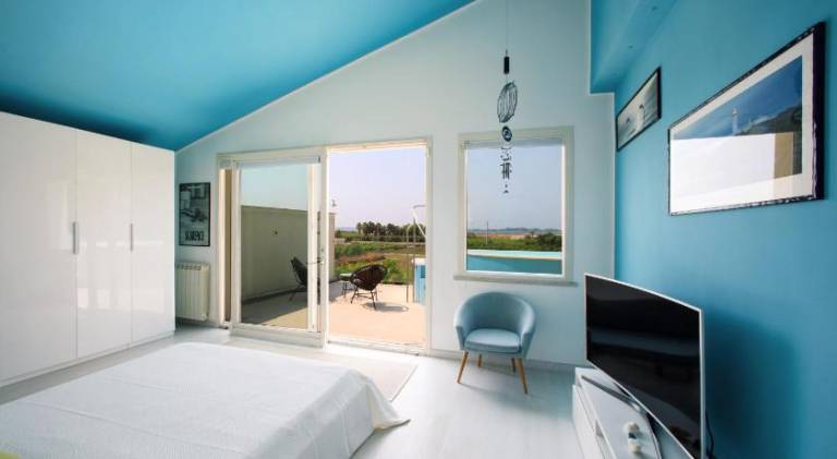 Villa with pool & hot tub | Pet-friendly — photo 2