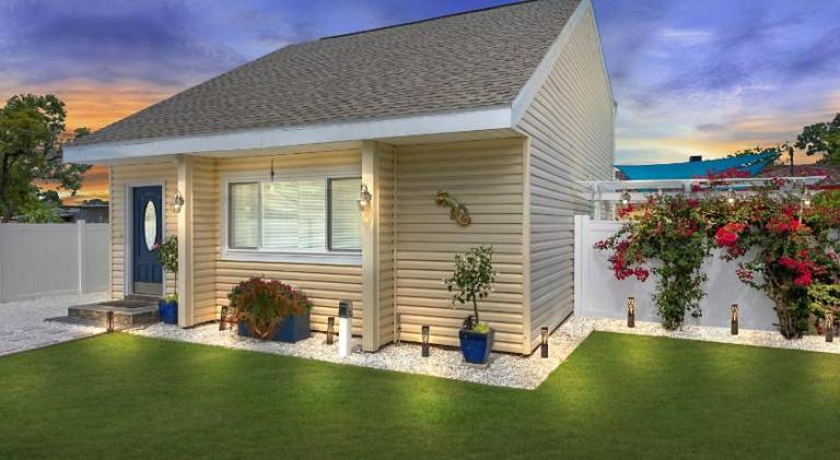 Huge Loft Style 3BR - KING Bed, Pool, WiFi, Washer & Dryer, AC, Free Parking -- IDEAL FOR Medical, B in Tampa, FL