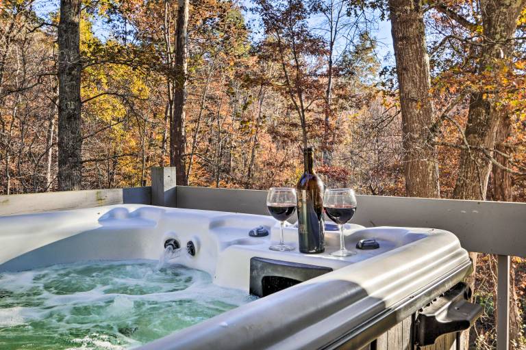 Luxe Dog-Friendly Cabin w/ Hot Tub & Game Room — photo 3