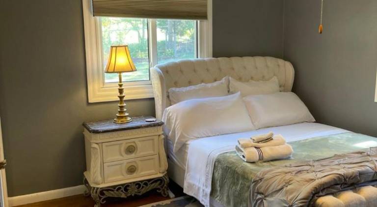 Splendid Room in House 10 mins to Airport