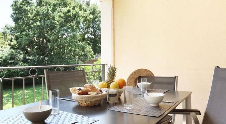 Holiday apartment with hot tub, patio & pool — photo 5