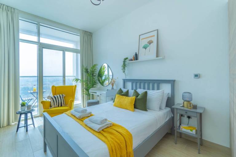 Sky-High Marina Chic: Sea Views & Designer Pool — photo 2