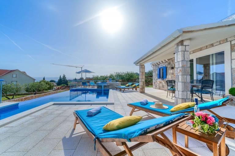 Villa Sun Garden - family friendly near city center and stunning beaches with two pools by MyWaycation — photo 3