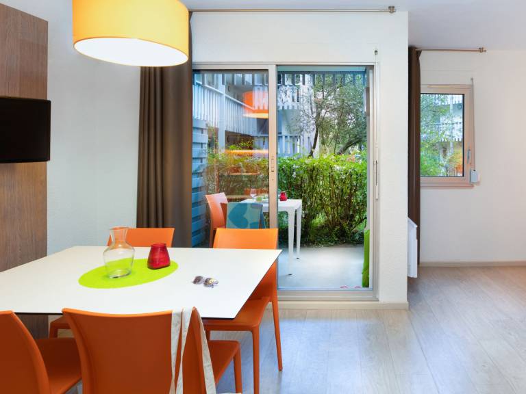Holiday apartment with pool, terrace & garden — photo 5