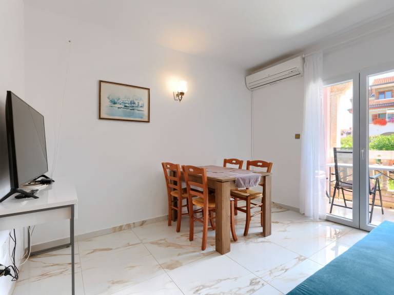 Holiday apartment with pool & garden — photo 5