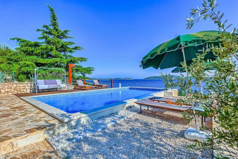 Beach Villa Sea Edge - beachFront villa for 12 with direct access to the beach by MyWaycation — photo 2