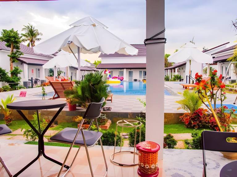 Family-friendly serviced apartment with yard, terrace & pool | Suitable for remote work | Dogs allowed — photo 2