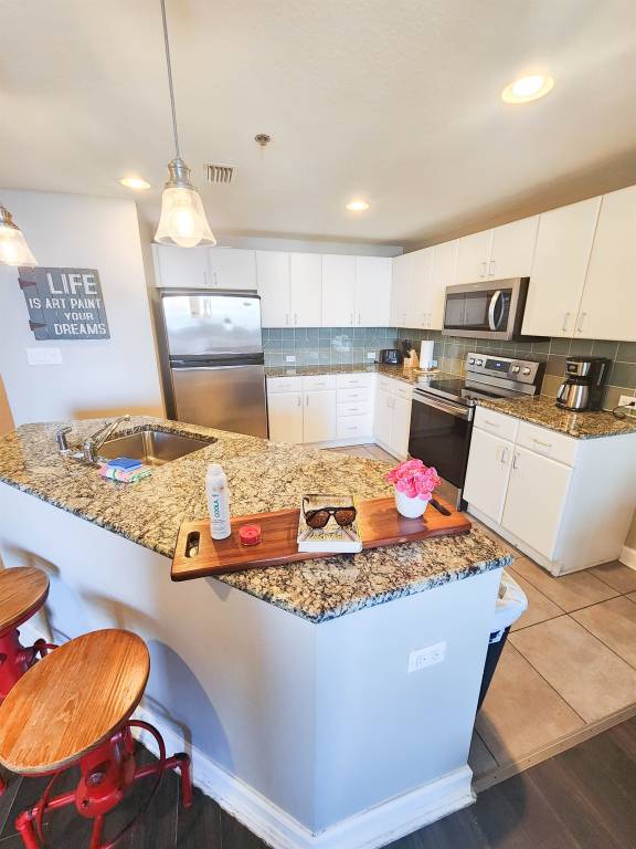 Condo with BBQ, pool & jacuzzi | Beach view — photo 2