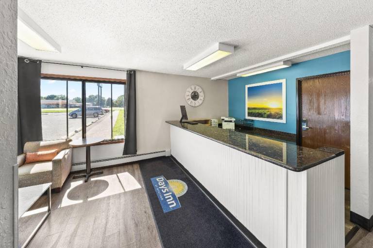 Days Inn by Wyndham Winona — photo 3