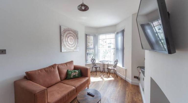 Beautiful 7 bed home, ideal for groups, sleeps 11! — photo 2