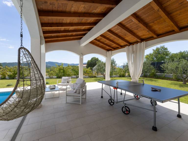 Vacation home with terrace, private pool & yard — photo 3