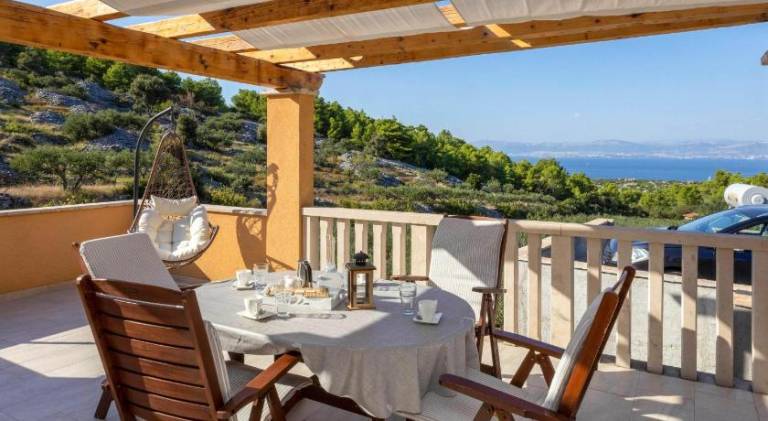 Vacation home with 2 rooms for 4 persons in Supetar