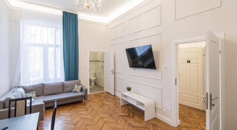 Apartment with patio & yard | Close to Main Square — photo 2