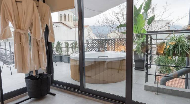 Apartment with patio & jacuzzi — photo 3