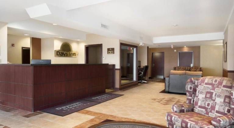 Days Inn & Suites by Wyndham Langley — photo 2