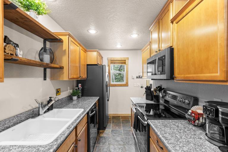 Grandma's Hideaway - walk to downtown, private hot tub, pet friendly with patio — photo 4