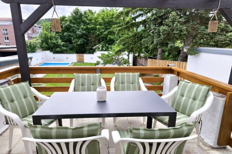 Ample vacation home with pool, garden & patio | Dogs allowed — photo 4