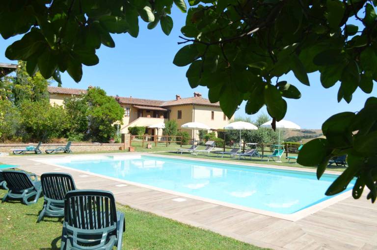 Rental apartment with pool, garden & barbeque — photo 4
