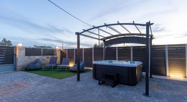 MD Residence with private jacuzzi near the beach in Heraklion