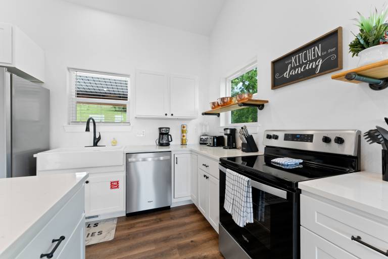 Fully equipped vacation home with pool & BBQ | Pet-friendly — photo 4