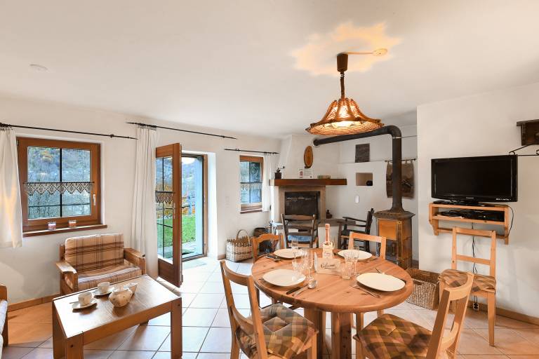 Chalet with yard & barbeque | Mountain view — photo 2