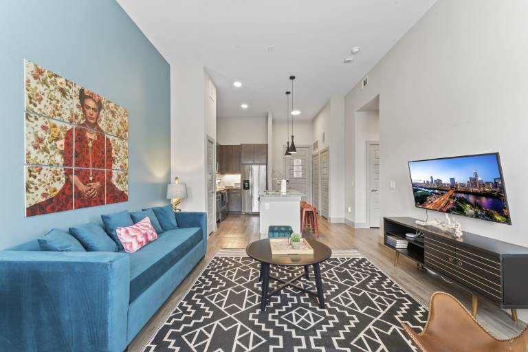 Grand 1BR luxe suite close to Downtown w fast WiFi