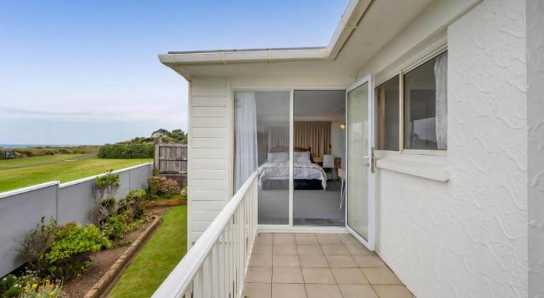 No 1 Beachfront Holiday Home — photo 3