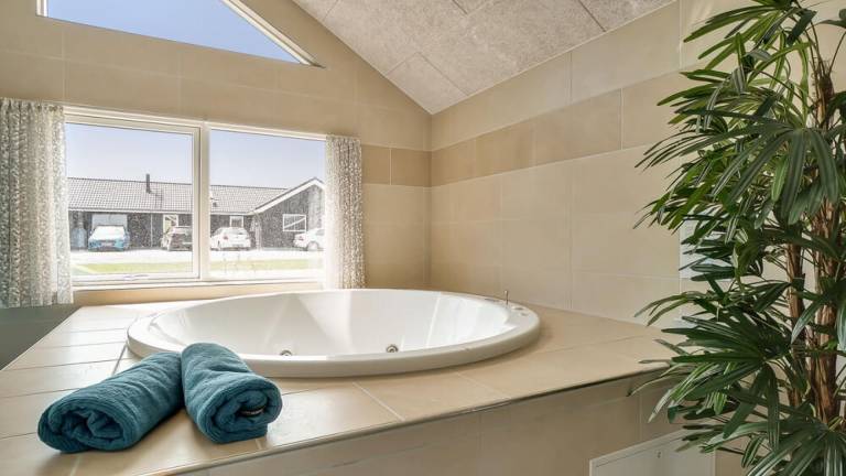 Children-friendly pleasant house with hot tub, garden & private pool | Dogs allowed — photo 4