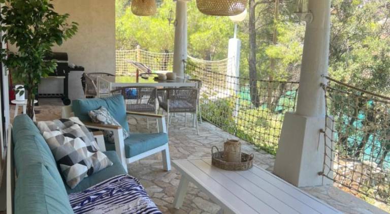 House with 2 rooms for 6 persons in Jelsa