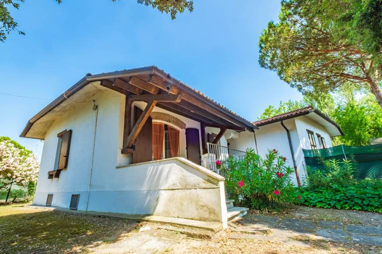Family-friendly pleasant villa with barbecue & yard | Garden view | Pets are welcome — photo 3