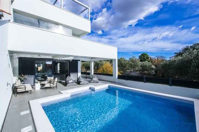 Villa with 4 rooms for 10 persons in Biograd na Moru