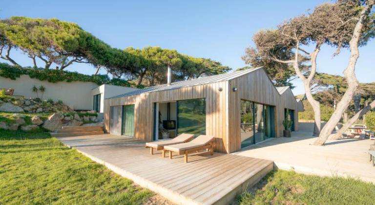 Vacation home with jacuzzi, BBQ & private pool | Next to the beach | Perfect for remote work | Pets allowed in Cascais