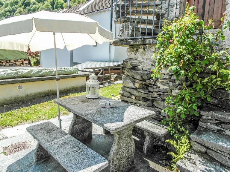 House with patio | Mountain view — photo 2