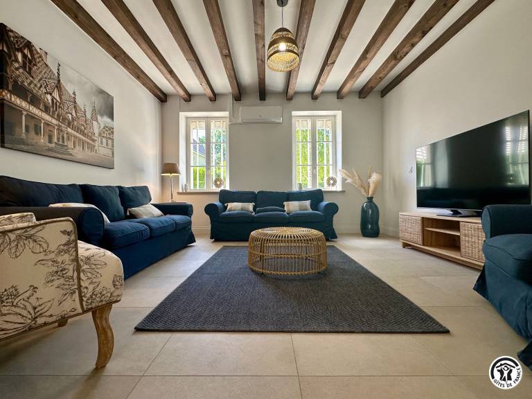 Elegant Burgundy home with park and pets allowed — photo 3