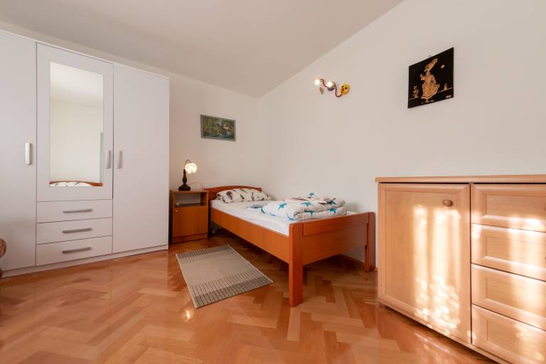 Holiday apartment with yard & patio | Garden view — photo 4